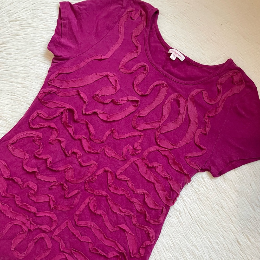 Isaac Mizrahi scoop neck fuchsia Ruffled swirly detail Short Sleeve top